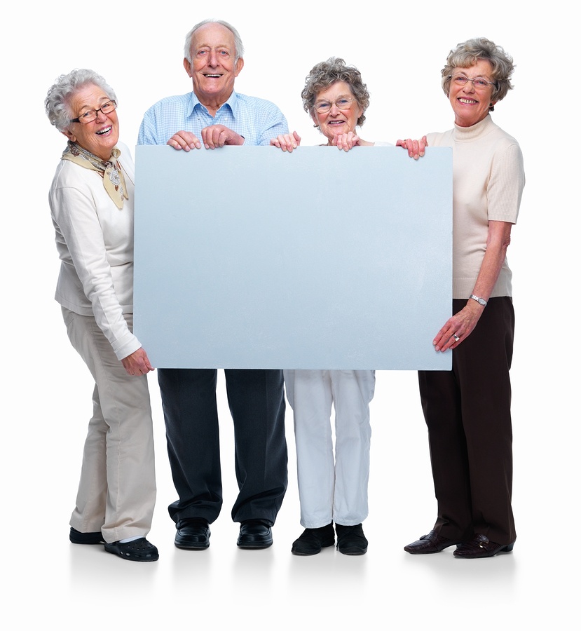 Старший в четыре раза. Дедушка держит плакат. Картинка мужчины и женщины пожилых держат плакат. Пенсионер держит на ладошке. Растерянная пенсионерка держит бумаги.